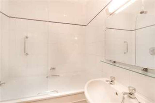  Image of 2 bedroom Flat to rent in Cambridge Gardens London W10 at London, W10 5UB