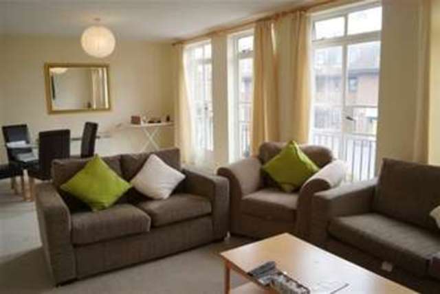  Image of 3 bedroom Flat to rent in Oakdene Parade Cobham KT11 at Cobham, KT11 2LS
