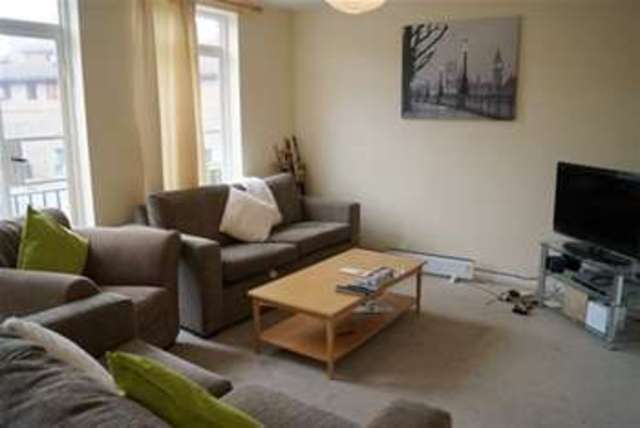  Image of 3 bedroom Flat to rent in Oakdene Parade Cobham KT11 at Cobham, KT11 2LS