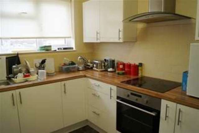  Image of 3 bedroom Flat to rent in Oakdene Parade Cobham KT11 at Cobham, KT11 2LS