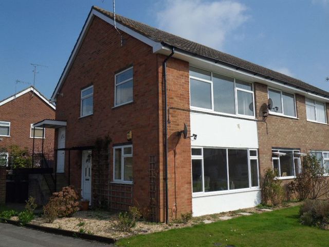  Image of 2 bedroom Flat for sale in Gorse Road Cookham Maidenhead SL6 at Gorse Road  Cookham, SL6 9LL
