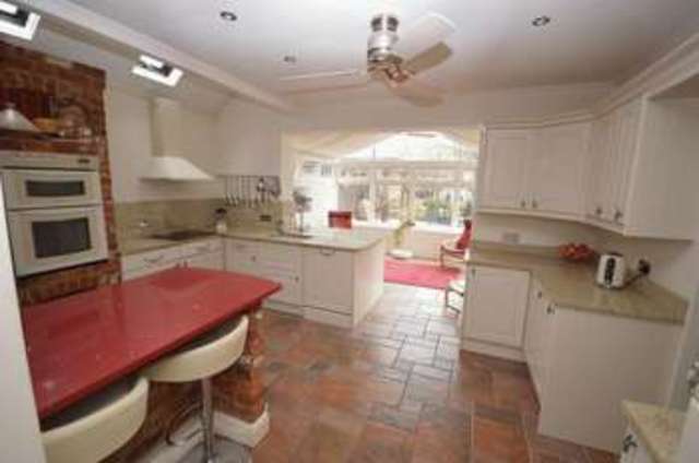  Image of 4 bedroom Detached house for sale in Douglas Crescent Houghton Regis Dunstable LU5 at Douglas Crescent  Houghton Regis, LU5 5AT