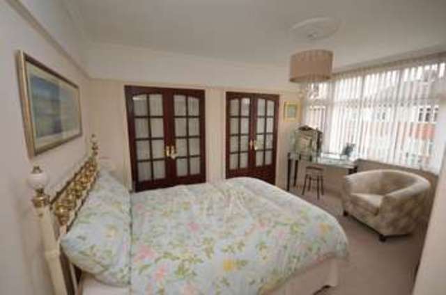  Image of 4 bedroom Detached house for sale in Douglas Crescent Houghton Regis Dunstable LU5 at Douglas Crescent  Houghton Regis, LU5 5AT