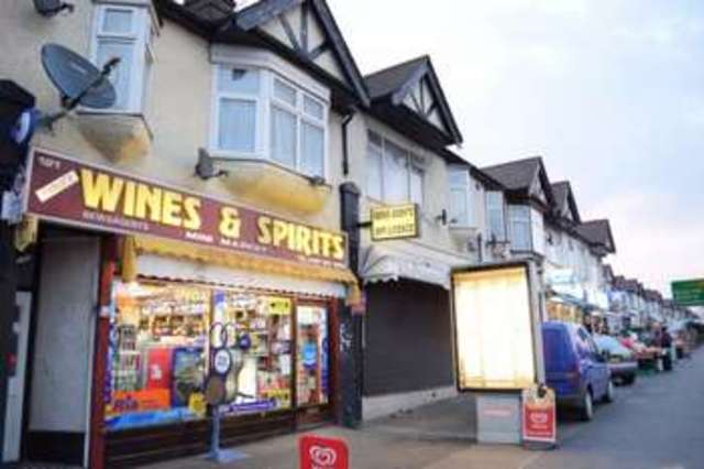  Image of 3 bedroom Flat to rent in Eastern Avenue Ilford IG4 at Ilford, IG4 5AN