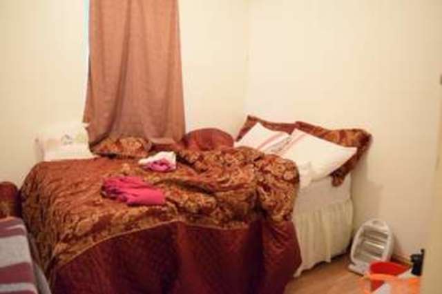  Image of 3 bedroom Flat to rent in Eastern Avenue Ilford IG4 at Ilford, IG4 5AN