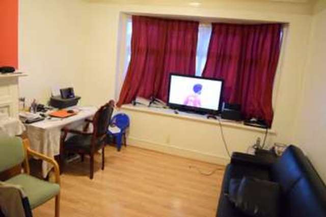  Image of 3 bedroom Flat to rent in Eastern Avenue Ilford IG4 at Ilford, IG4 5AN