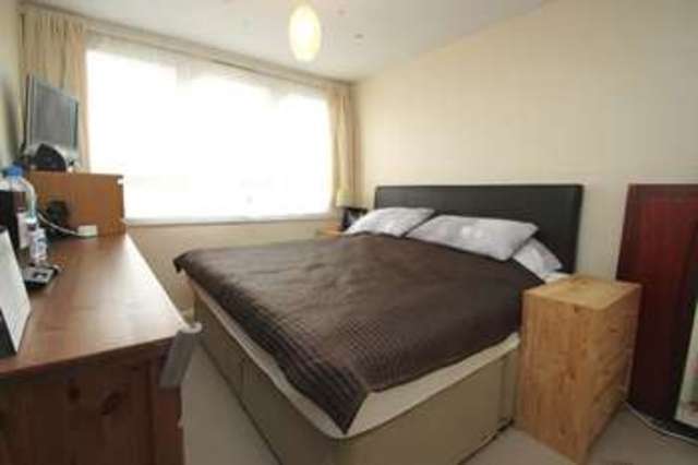  Image of 4 bedroom Flat to rent in Excelsior Close Norbiton Kingston upon Thames KT1 at Kingston Upon Thames Surrey, KT1 3EQ