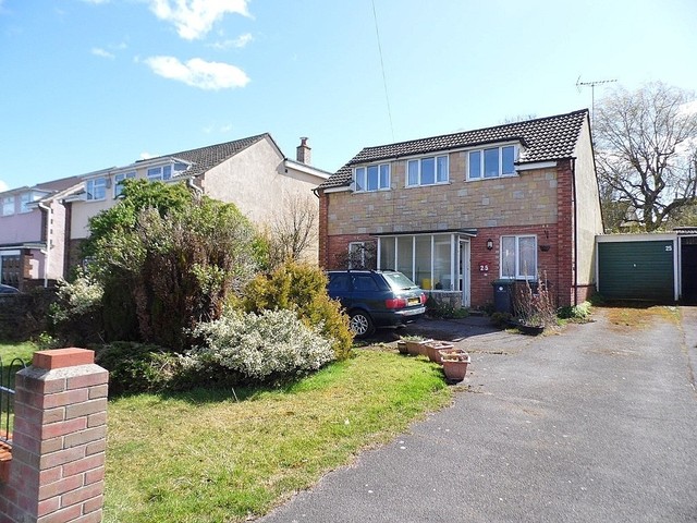  Image of 4 bedroom Detached house for sale in Fairmead Walk Cowplain Waterlooville PO8 at Fairmead Walk Cowplain Waterlooville, PO8 9AL
