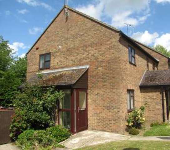  Image of 2 bedroom Ground Flat for sale in Meadow Bank Faringdon SN7 at Faringdon Oxfordshire, SN7 8EH