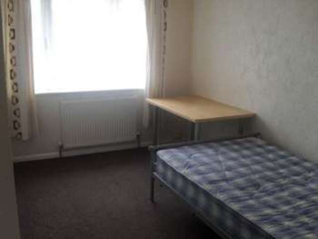  Image of 3 bedroom House Share to rent in Fladbury Crescent Selly Oak Birmingham B29 at Selly Oak Bristol Selly Oak, B29 6PL