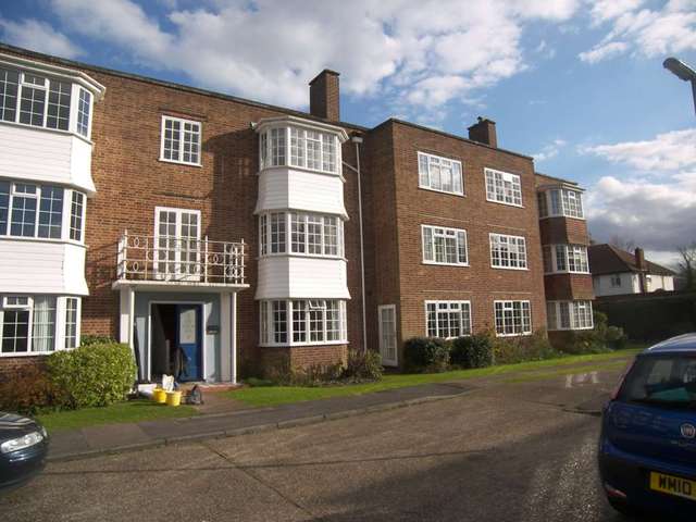  Image of 3 bedroom Flat to rent in Giggs Hill Gardens Thames Ditton KT7 at Giggs Hill Gardens  Thames Ditton, KT7 0AT