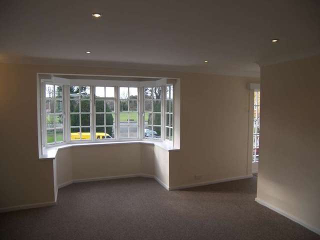  Image of 3 bedroom Flat to rent in Giggs Hill Gardens Thames Ditton KT7 at Giggs Hill Gardens  Thames Ditton, KT7 0AT