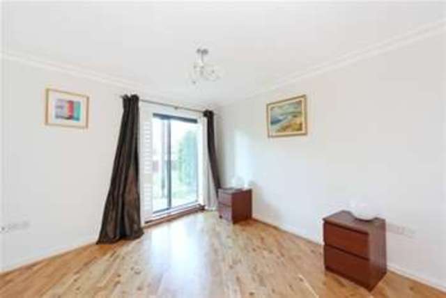  Image of 2 bedroom Flat to rent in Goldhawk Road London W6 at London, W6 0SZ