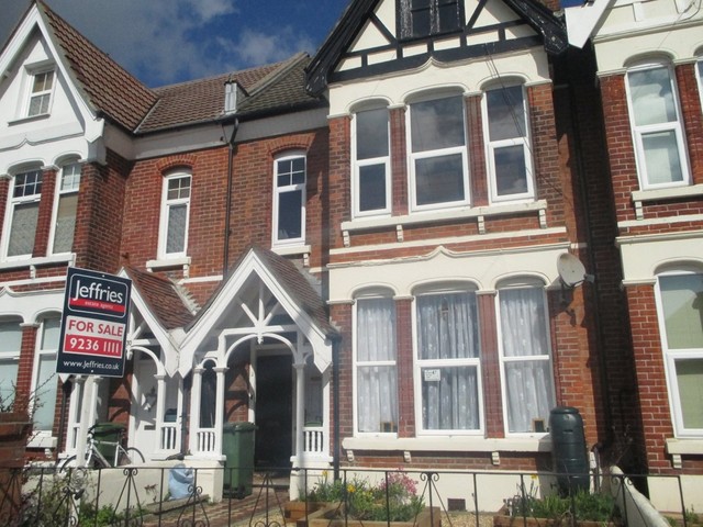 Image of 1 bedroom Flat for sale in Goldsmith Avenue Southsea PO4 at Goldsmith Avenue Southsea Hampshire, PO4 8QT