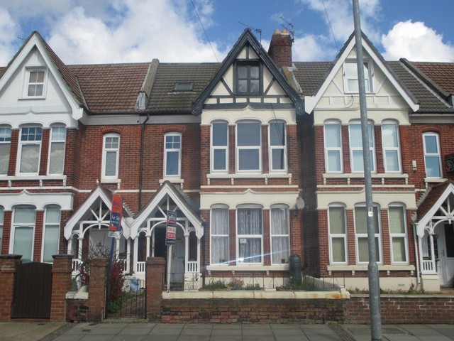  Image of 1 bedroom Flat for sale in Goldsmith Avenue Southsea PO4 at Goldsmith Avenue Southsea Hampshire, PO4 8QT