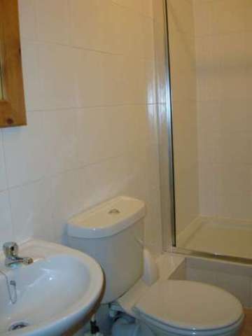  Image of 6 bedroom House Share to rent in Gristhorpe Road Selly Oak Birmingham B29 at Selly Oak Bristol Selly Oak, B29 7SN