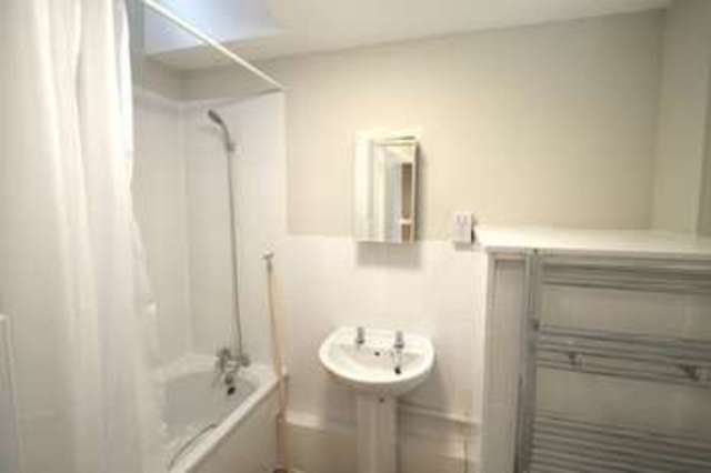  Image of Flat to rent in Hartsbourne Road Earley Reading RG6 at Hartsbourne Road Earley Reading, RG6 5SJ