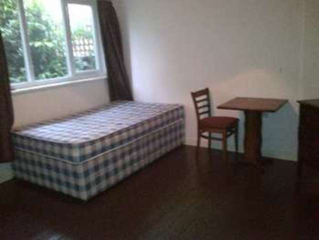  Image of 5 bedroom House Share to rent in Hawton Crescent Nottingham NG8 at Wollaton Bristol Wollaton, NG8 1BZ
