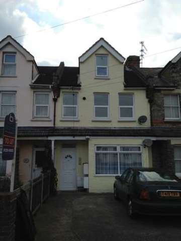  Image of 1 bedroom Flat for sale in Hayes Road Clacton-on-Sea CO15 at Hayes Road  Clacton-On-Sea, CO15 1TT