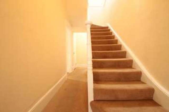  Image of 3 bedroom Flat to rent in High Street Sutton SM1 at Sutton, SM1 1JQ