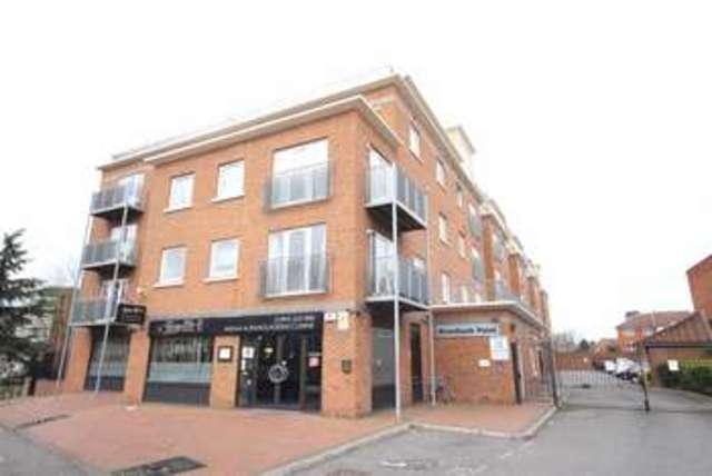  Image of 3 bedroom Flat to rent in High Street Uxbridge UB8 at High Street Uxbridge Uxbridge, UB8 1JL