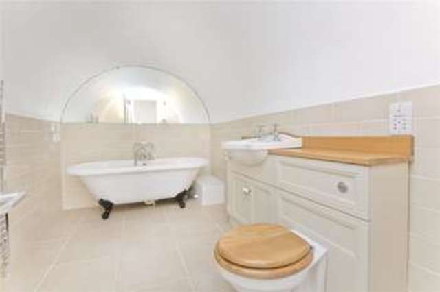  Image of 2 bedroom Flat to rent in Highbury Place London N5 at Highbury London Drayton Park, N5 1QP
