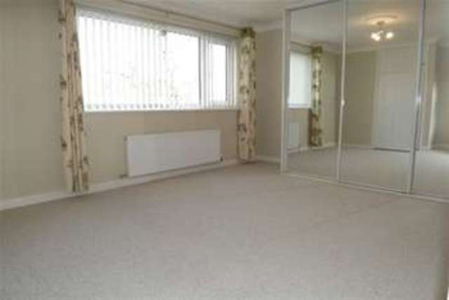  Image of 2 bedroom Flat to rent in Lymington Road Highcliffe Christchurch BH23 at Christchurch, BH23 5EP