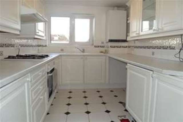  Image of 2 bedroom Flat to rent in Lymington Road Highcliffe Christchurch BH23 at Christchurch, BH23 5EP