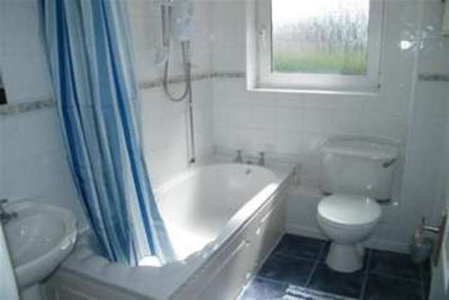  Image of 2 bedroom Flat to rent in Lymington Road Highcliffe Christchurch BH23 at Christchurch, BH23 5EP