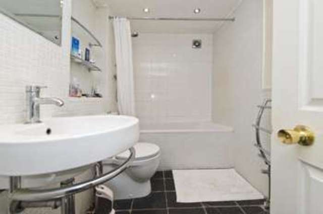  Image of 2 bedroom Flat to rent in Hillgate Place London SW12 at Hillgate Place  London, SW12 9ES