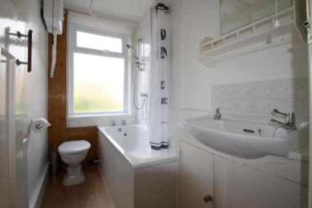  Image of 2 bedroom Maisonette to rent in London Road Morden SM4 at London Road  Morden, SM4 5AN