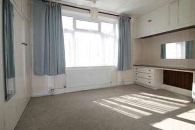  Image of 2 bedroom Maisonette to rent in London Road Morden SM4 at London Road  Morden, SM4 5AN