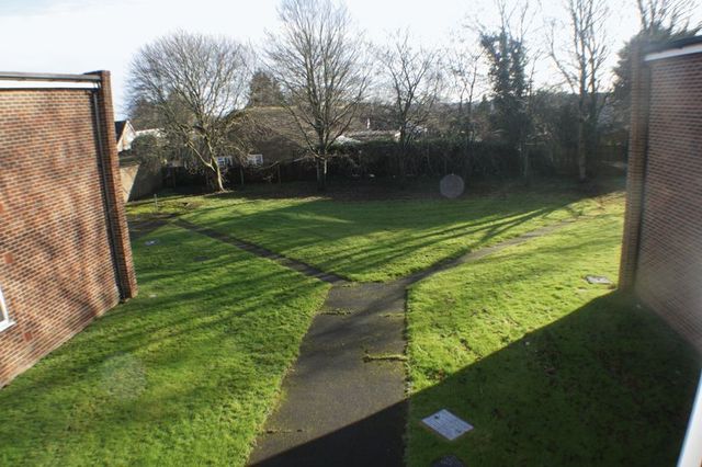  Image of 2 bedroom Flat to rent in Hunters Court Woodley Reading RG5 at Hunters Court Woodley Reading, RG5 4HQ