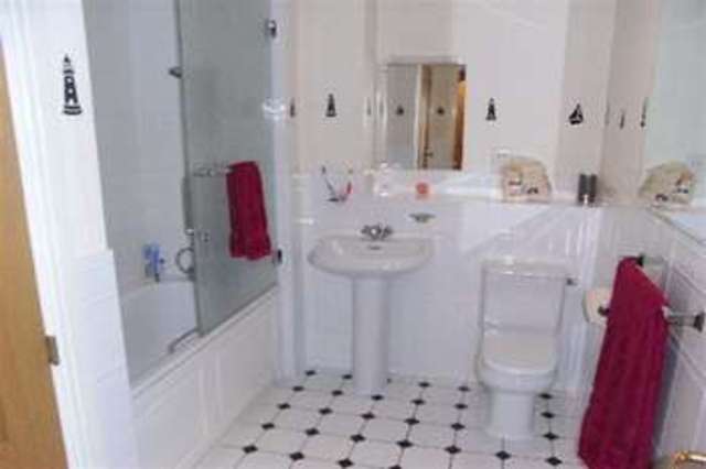  Image of 2 bedroom Flat to rent in Montague Close Wokingham RG40 at Montague Close Wokingham Wokingham, RG40 5PJ