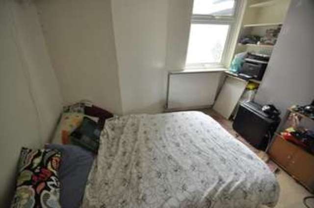  Image of 2 bedroom Flat to rent in Kimble Road Colliers Wood London SW19 at London  Colliers Wood, SW19 2AU