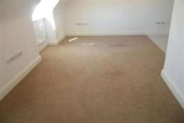  Image of 2 bedroom Flat to rent in Cross Close Cirencester GL7 at Cirencester, GL7 1FX