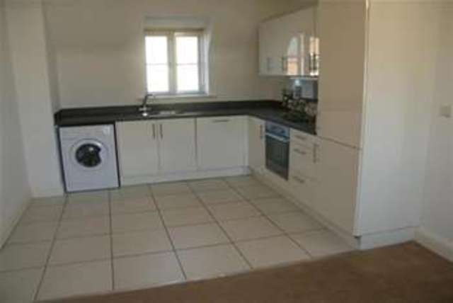  Image of 2 bedroom Flat to rent in Cross Close Cirencester GL7 at Cirencester, GL7 1FX