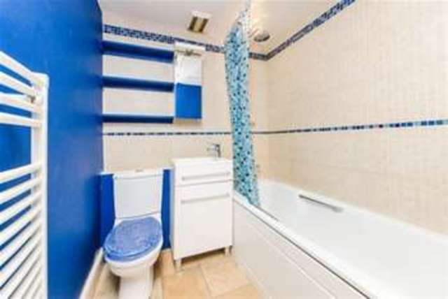  Image of Flat to rent in Ladbroke Grove London W10 at London, W10 6HE
