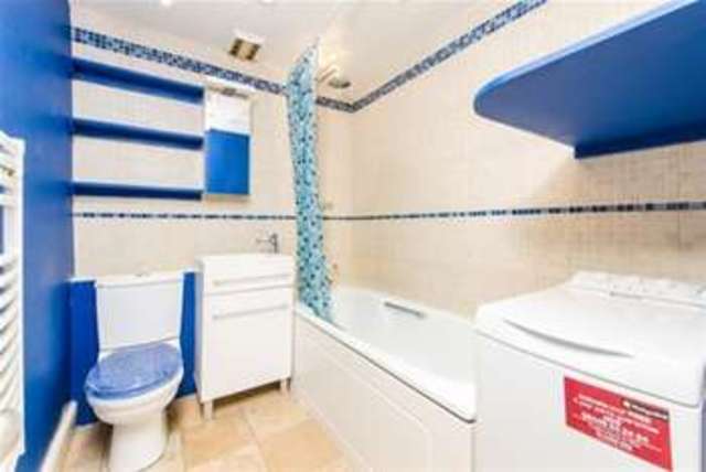  Image of Flat to rent in Ladbroke Grove London W10 at London, W10 6HE