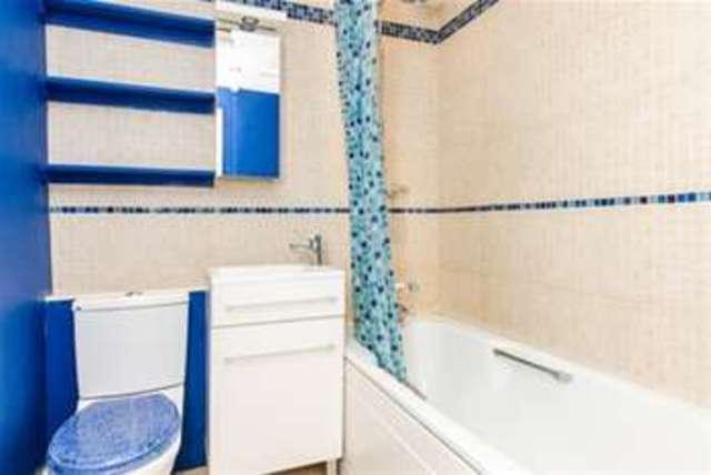  Image of Flat to rent in Ladbroke Grove London W10 at London, W10 6HE