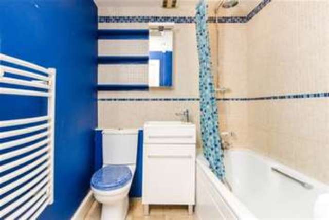  Image of Flat to rent in Ladbroke Grove London W10 at London, W10 6HE