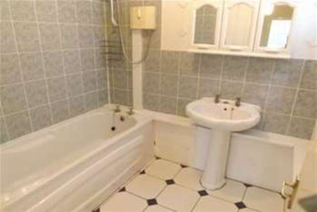  Image of 3 bedroom Flat to rent in Surrey Road Westbourne Bournemouth BH4 at Bournemouth, BH4 9HR