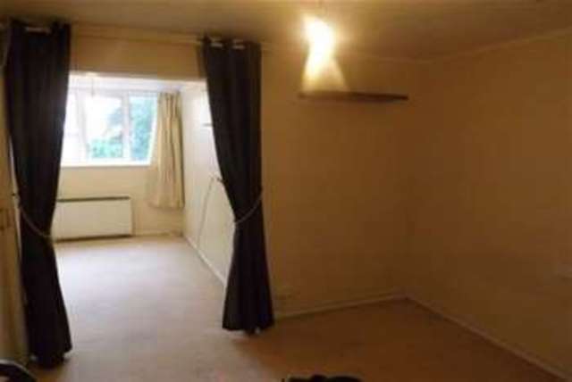  Image of 3 bedroom Flat to rent in Surrey Road Westbourne Bournemouth BH4 at Bournemouth, BH4 9HR