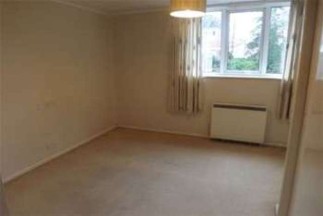  Image of 3 bedroom Flat to rent in Surrey Road Westbourne Bournemouth BH4 at Bournemouth, BH4 9HR