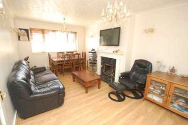  Image of 3 bedroom Flat for sale in High Road Leavesden Watford WD25 at Leavesden Watford HERTS, WD25 7LL