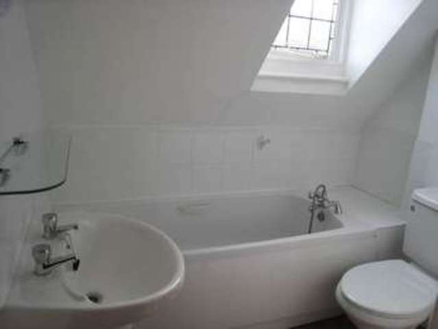  Image of 1 bedroom Flat to rent in Lime Hill Road Tunbridge Wells TN1 at Tunbridge Wells Kent Royal Tunbridge Wells, TN1 1LL