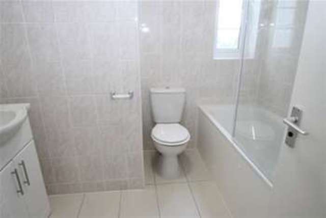  Image of 2 bedroom Flat to rent in London Road Morden SM4 at Morden, SM4 5HG