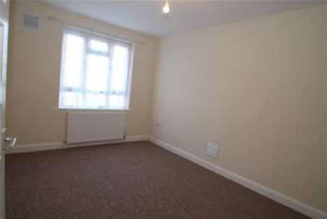 Image of 2 bedroom Flat to rent in London Road Morden SM4 at Morden, SM4 5HG