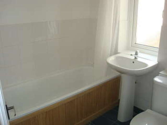  Image of 2 bedroom Flat to rent in Lucius Street Torquay TQ2 at Torquay Torquay, TQ2 5UW
