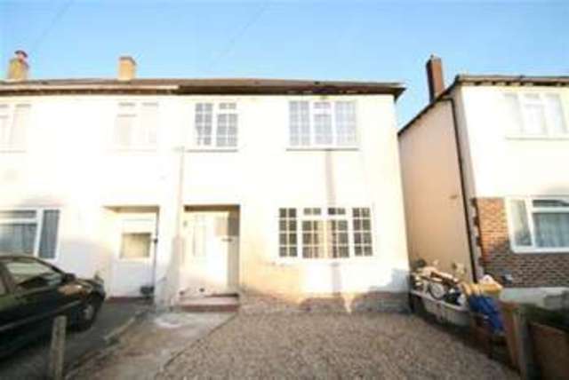  Image of 3 bedroom Detached house to rent in Mount Road Chessington KT9 at Chessington, KT9 1JN